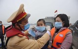Cục Cảnh sát giao thông phát khẩu trang miễn phí phòng dịch virus Corona trên đường thủy